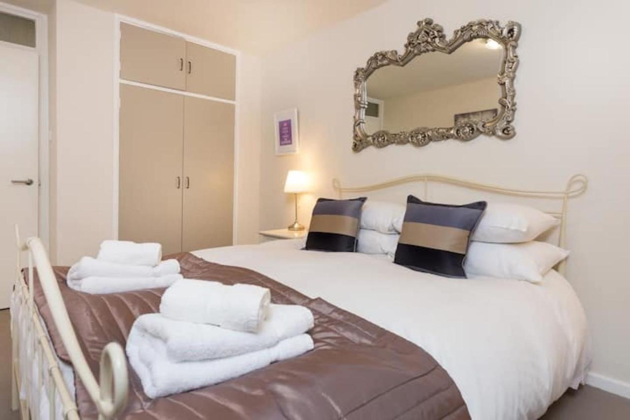 Modern 2 Bedroom In Zone 1 Appartement *